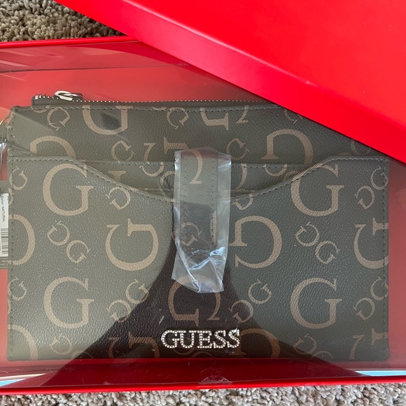 Guess Clutch NWT❤️ - Picture 5 of 10